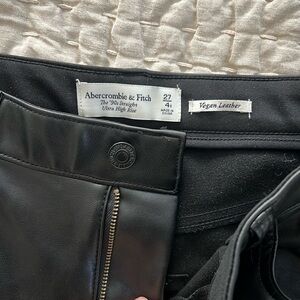 Abercrombie & Fitch the 90s straight ultra high rise vegan leather 🔥